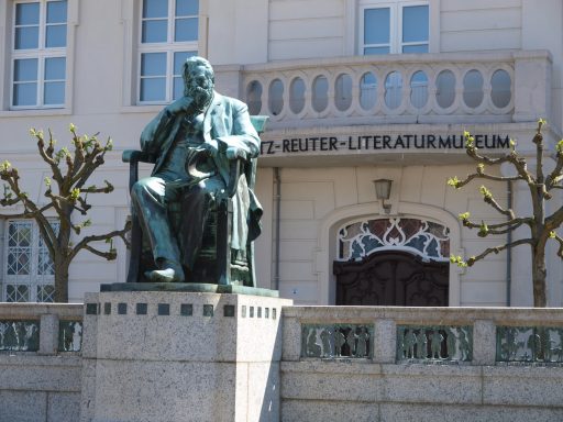 Bronzestatue eines sitzenden Mannes vor dem Literaturmuseum in Weimar.